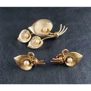 VINTAGE Jewelry Gold-Tone with Faux Pearl Leaf Mystery Maker Pin & Earrings Set